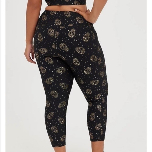TORRID ACTIVE CROP LEGGING - PERFORMANCE CORE FOIL STAR & SKULL BLACK - Picture 5 of 8